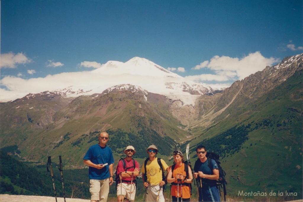 De izquierda a derecha: Oleg, Jesús Santana, Jesús Andújar, Ola y Joaquín. Detrás bajo el Elbrus, Terskol Peak, y a su derecha el desgastado Glaciar de Terskol